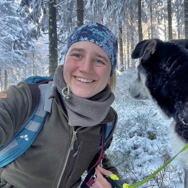 Selfie von Lea Stier mit ihrem Hund an der Leine im Winter. | © Bodenmais Tourismus & Marketing GmbH